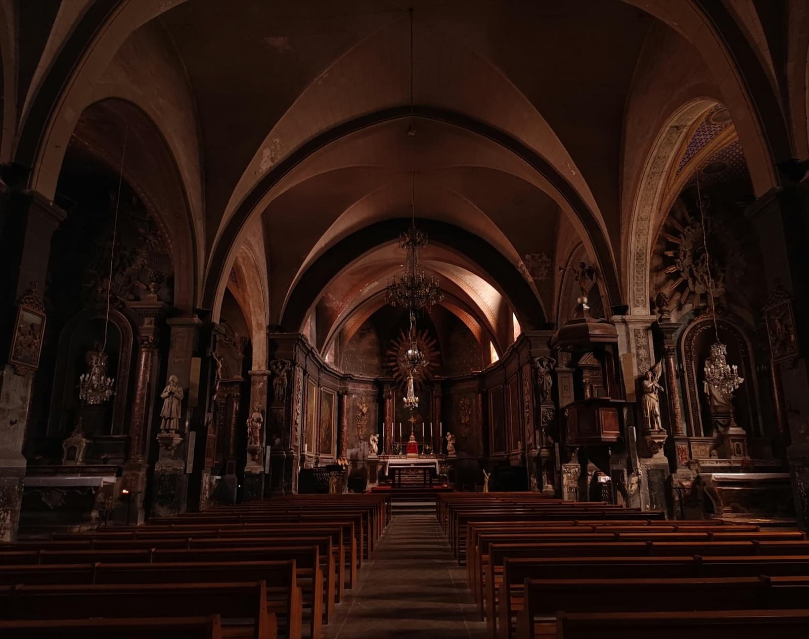 Sala plină cu enoriași — Duminica Învierii