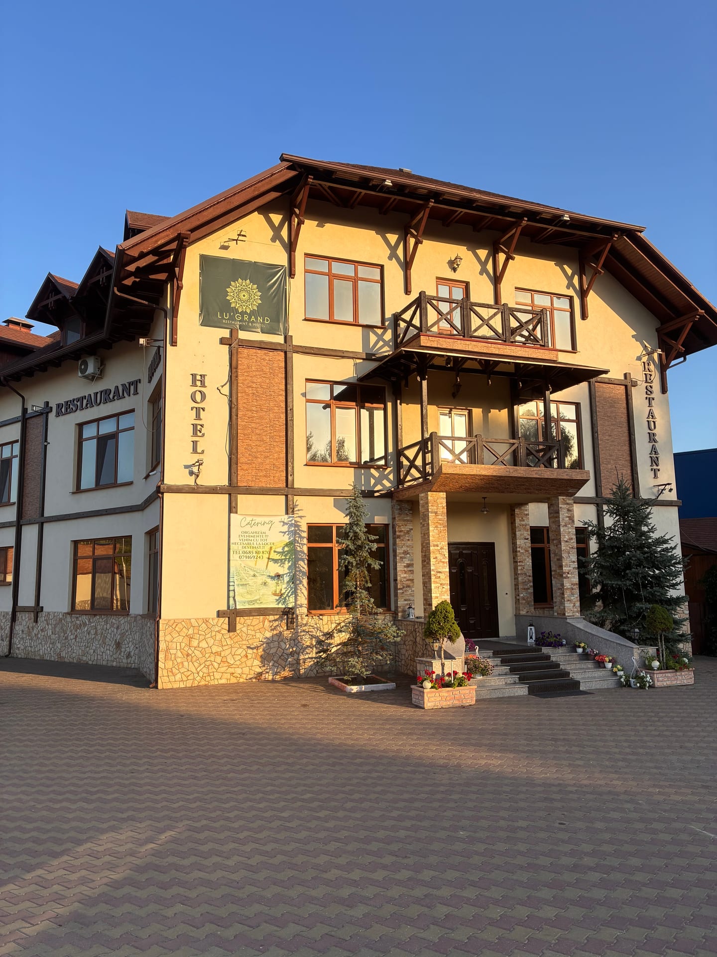 Hotel — fațada clădirii cu restaurant