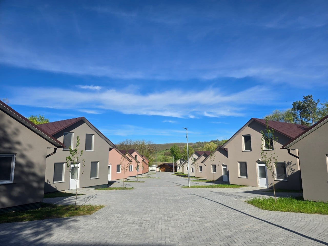 Case 2 niveluri — exterior (panoramă)